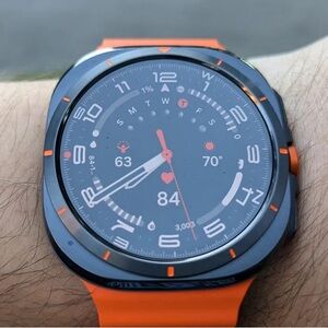 Samsung Galaxy Watch Ultra - Titanium Gray - Vibrant Orange Band